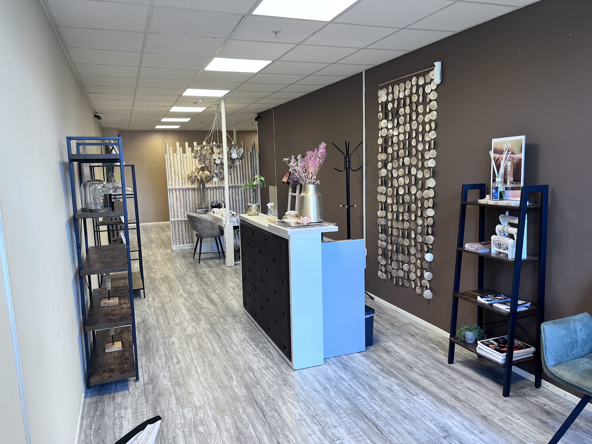 Ontvangstbalie en de lange salon van Schoonheidssalon Passion