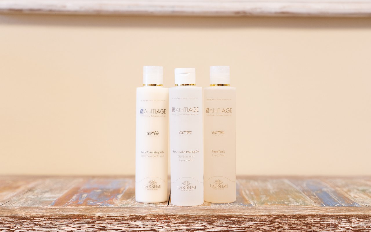 Drie flacons huidverzorging in de salon