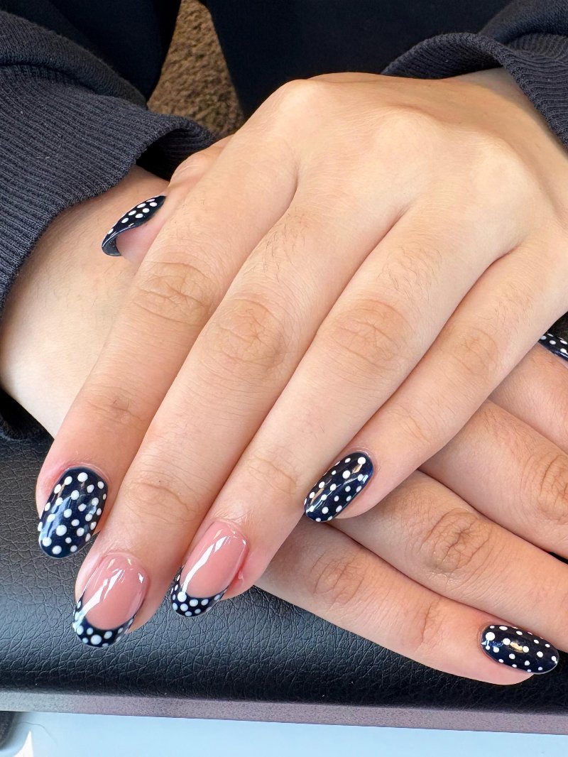 Nude nagels met zwarte stippen